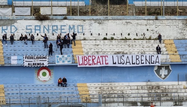 Calcio, Albenga. La contestazione arriva anche nella Gradinata Nord di Sanremo, sul mercato spunta il nome del centrocampista Cobuzzi Calcio, Albenga. La contestazione arriva anche nella Gradinata Nord di Sanremo, sul mercato spunta il nome del centrocampista Cobuzzi