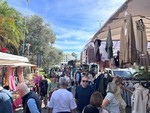 Sanremo, il lungomare si riempie di turisti per la Fiera di San Romolo: bancarelle e visitatori nel cuore della città (Foto)