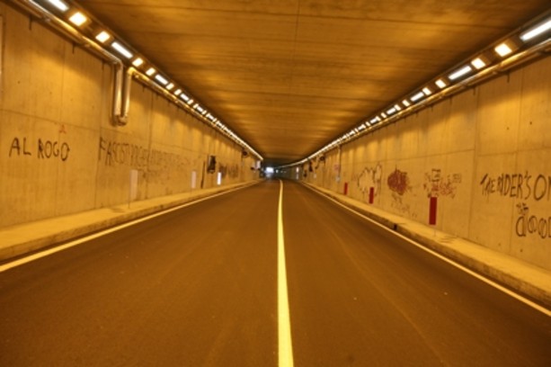 Tunnel Est-Ovest di Cuneo, paura e polemiche: “Sfiorata la tragedia, sicurezza insufficiente”