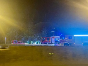 Un'auto si schianta contro il guard rail tra l'A8 e l'A26. Grave un uomo Un'auto si schianta contro il guard rail tra l'A8 e l'A26. Grave un uomo