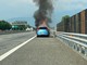 Un’auto in fiamme sulla Torino-Pinerolo: traffico bloccato