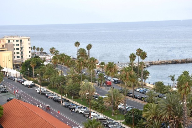 Sanremo, Federalberghi in allarme: “Più controlli notturni contro vandalismi e furti alle auto dei turisti sul lungomare”