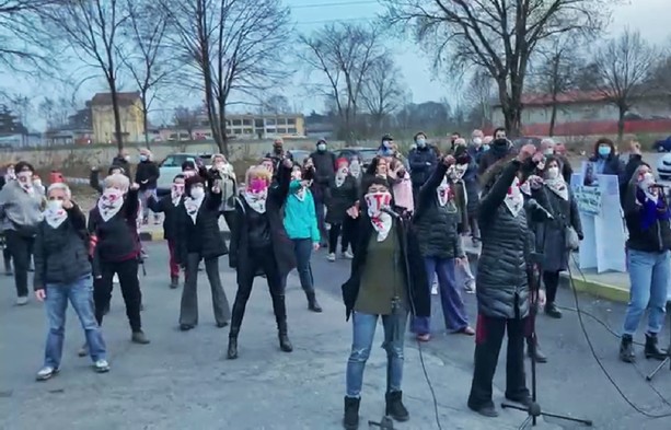 Protesta No Tav davanti al carcere di Torino: flashmob per Dana e le altre detenute (VIDEO)
