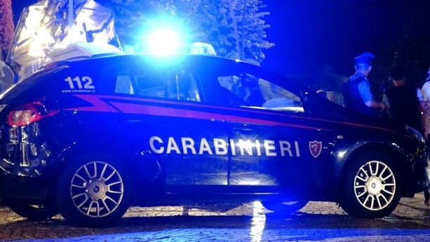 Caos sul lungolago a Laveno: tenta il furto, poi colpisce con una testata un carabiniere e ne ferisce altri due