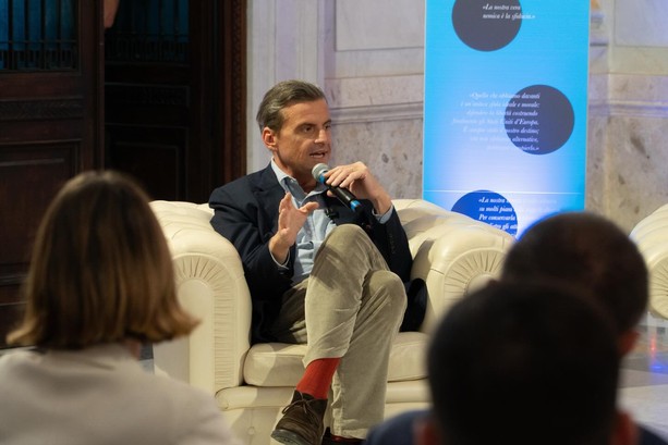 Carlo Calenda incorona Silvia Salis: "Se fosse lei la leader del centrosinistra, pronti al dialogo"