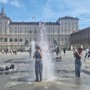 Ultima campanella, poi il bagno: tuffi nelle fontane di Piazza Castello per il primo giorno di vacanza [FOTO]