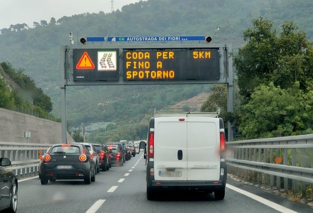 In Riviera scatta il piano anti traffico, via i cantieri sull’Autofiori per il ponte del 25 aprile