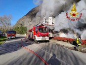 Grosso incendio a Laveno Mombello, sul posto vigili del fuoco e ambulanze