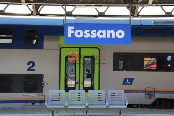 Violenza e minacce al controllore del treno per un resto mancato: due giovani a processo