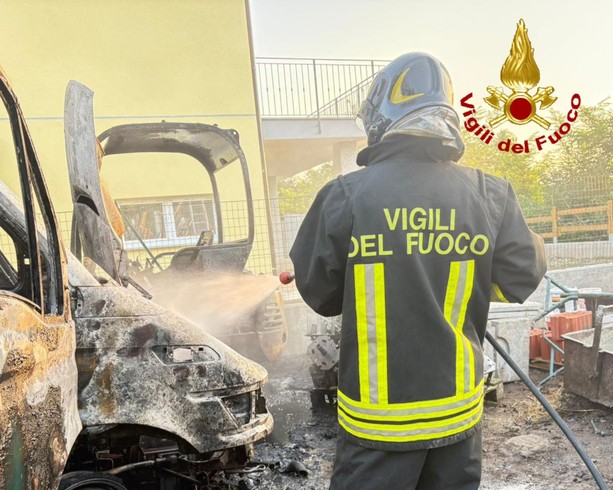 Incendio in un cantiere edile all'alba: in fiamme un furgone e una ruspa