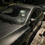 Spaccano parabrezza e lunotti alle auto, notte da incubo al Lingotto
