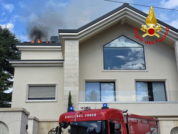 Incendio ai pannelli solari sul tetto di una casa a Gallarate: nessun ferito, evitato il peggio