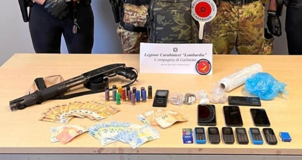 Blitz contro lo spaccio nei boschi di Vergiate: un arresto e una denuncia. Bloccato un pusher armato di fucile a pompa Blitz contro lo spaccio nei boschi di Vergiate: un arresto e una denuncia. Bloccato un pusher armato di fucile a pompa