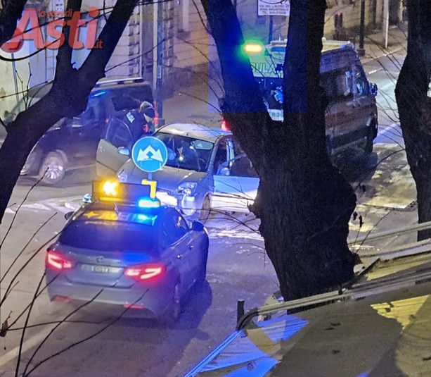 Schianto in via Calosso: fuga dell'autista sventata dalla polizia Schianto in via Calosso: fuga dell'autista sventata dalla polizia