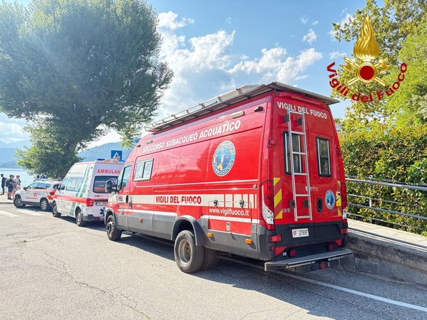 Si tuffa nel lago Maggiore e non riemerge: in corso le ricerche a Caldè