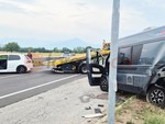 Scontro tra auto e camper sulla Statale 231, strada bloccata a Centallo