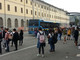 Troppa calca alla fermata del bus di Pinerolo: «Bisogna intervenire, prima che succeda qualcosa» Troppa calca alla fermata del bus di Pinerolo: «Bisogna intervenire, prima che succeda qualcosa»