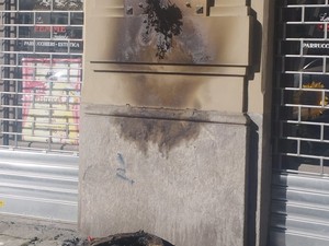 Fiamme nella notte contro la memoria partigiana: colpita la lapide di Vanchiglia