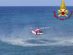 Bogliasco, ritrovato vivo dopo otto ore il giovane disperso in mare: recuperato dall’elicottero Drago Bogliasco, ritrovato vivo dopo otto ore il giovane disperso in mare: recuperato dall’elicottero Drago