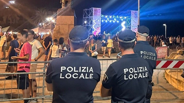 Litiga con il cugino e aggredisce gli agenti scalciando e tentando di morderli: disposto il divieto di dimora in provincia