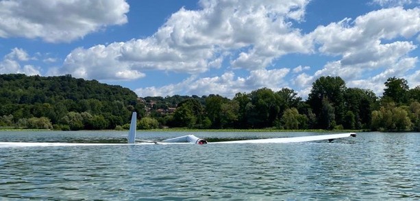 FOTO e VIDEO. Aliante cade nel lago di Varese: due persone soccorse a Calcinate del Pesce FOTO e VIDEO. Aliante cade nel lago di Varese: due persone soccorse a Calcinate del Pesce