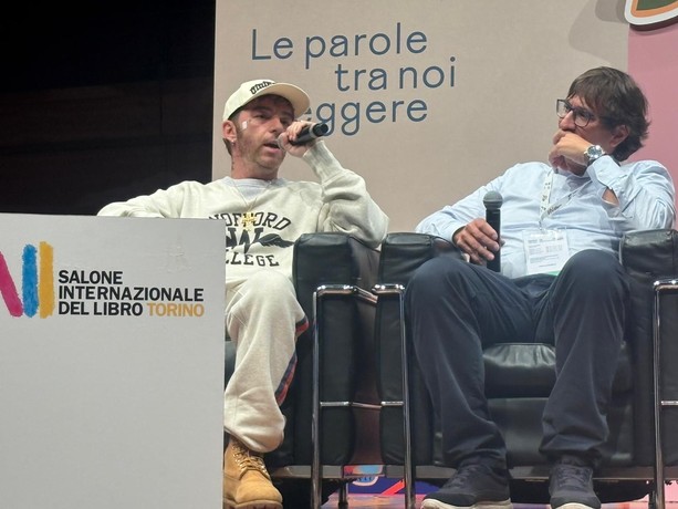 Bagni di folla per Salmo al Salone del Libro: “I  social arma a doppio taglio, state attenti”
