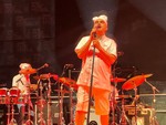 Elio e le Storie Tese conquistano piazza Galimberti: ironia, virtuosismo e migliaia di spettatori per il Cuneo Music Festival [Foto]
