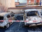 Quattro auto incendiate, minacce e video sui social: 19enne arrestato a Bernezzo