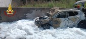Paura in autostrada, automobile prende fuoco durante la marcia. Intervento dei vigili del fuoco