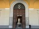 La maniglia gli rimase in mano, fatale la caduta mentre apriva la porta: tecnico comunale a processo per omicidio colposo