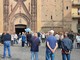 Strage di Brandizzo: folla, palloncini e la maglia della Juve a Chivasso per il funerale di Giuseppe Aversa [FOTO]