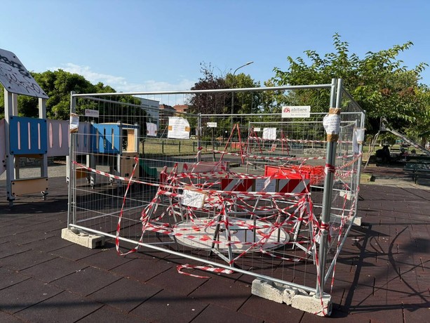 Bimbo si ferisce a un dito e finisce in ospedale, sotto sequestro la giostrina del parco Bimbo si ferisce a un dito e finisce in ospedale, sotto sequestro la giostrina del parco