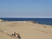 Aggredisce in spiaggia al Prolungamento tre ragazze e ne colpisce una: arrestato dalla polizia