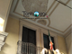 Attimi di paura in via Sacchi: crolla un pezzo di intonaco sotto i portici [FOTO]