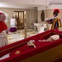 Diffuse sui social le prime immagini della salma di Papa Francesco: sabato alle 10 il funerale