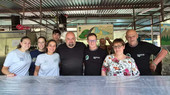 ALLA FESTA DI CAPOLAGO. «Qui in mezzo alla campagna, tra un bicchier di vino e un panino la vita sembra più lieve» ALLA FESTA DI CAPOLAGO. «Qui in mezzo alla campagna, tra un bicchier di vino e un panino la vita sembra più lieve»