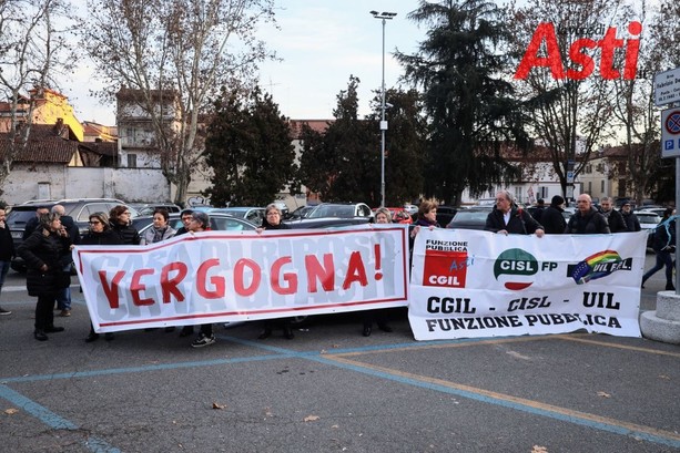 Striscioni di protesta contro la chiusura del Maina per l'arrivo ad Asti dell'assessore regionale Marrone (FOTO E VIDEO)