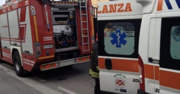 Si ribalta con l'auto in curva: paura a Gazzada Schianno per una donna di 76 anni
