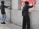 Deturpano con scritte e disegni effettuati con bombolette spray serrande, muri e pareti di proprietà pubbliche e private: tre denunciati Deturpano con scritte e disegni effettuati con bombolette spray serrande, muri e pareti di proprietà pubbliche e private: tre denunciati
