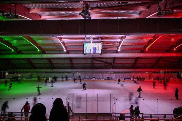 Acinque Ice Arena, le Olimpiadi sono qui. I varesini pattinano "sotto" la cerimonia d'apertura dei Giochi