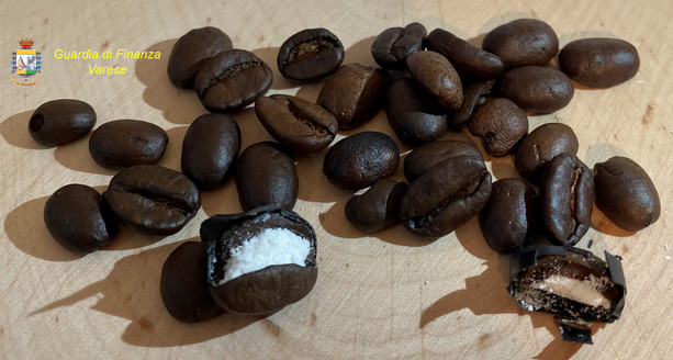 La cocaina era nascosta nei chicchi di caffè. Il trucco scoperto dalla Guardia di Finanza di Malpensa