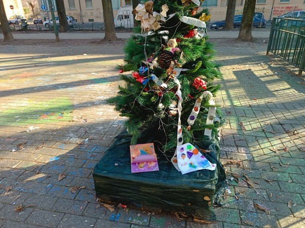 L’ennesimo raid di Natale ai giardini Alimonda, i vandali rovinano anche l’albero