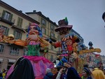 Carnevale di Saluzzo: contro nuvole e pioggia si impone lo spettacolo della sfilata [FOTOGALLERY]