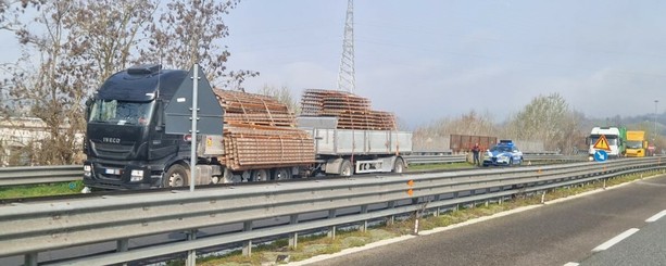 Asti, disagi in tangenziale per un camion che ha perso il carico [ARTICOLO IN AGGIORNAMENTO]