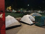 Riecco la tendopoli nel giardino davanti al Tribunale: "Stanno aumentando, ma li monitoriamo"