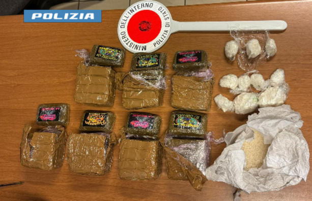 Cocaina e hashish nascosti tra i fazzoletti e il vino, due arresti all’ex Manifattura Tabacchi [VIDEO]