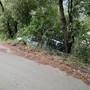 Paura nell'entroterra di Albisola. Auto sbaglia la retromarcia e finisce in un dirupo, illesi gli occupanti (FOTO)