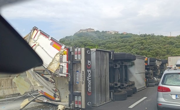 Incidente sull'A10 a Celle, un camion si ribalta e perde il gasolio: traffico in tilt (FOTO)