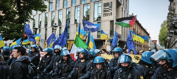 Corteo del 25 Aprile: tensioni tra manifestanti, pro Europa e polizia alla fiaccolata della Liberazione [VIDEO ]