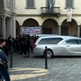 Iniziato a Induno il funerale di Enzo Ambrosino: presente anche il padre. «Sorridici da lassù»